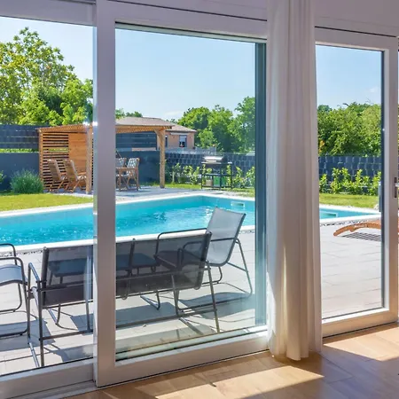 The Pool House, A Lush Modern With A Pool בית נופש Nedeščina
