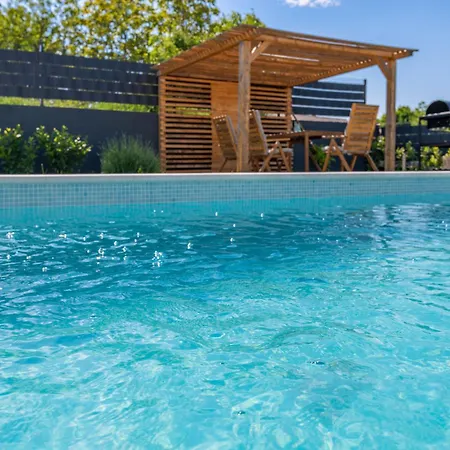 בית נופש The Pool House, A Lush Modern With A Pool