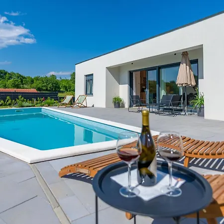 The Pool House, A Lush Modern With A Pool בית נופש *