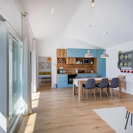 בית נופש The Pool House, A Lush Modern With A Pool Nedeščina
