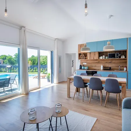 בית נופש The Pool House, A Lush Modern With A Pool