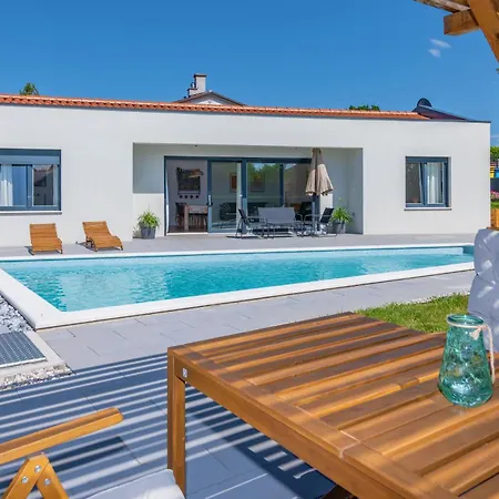 The Pool House, A Lush Modern With A Pool