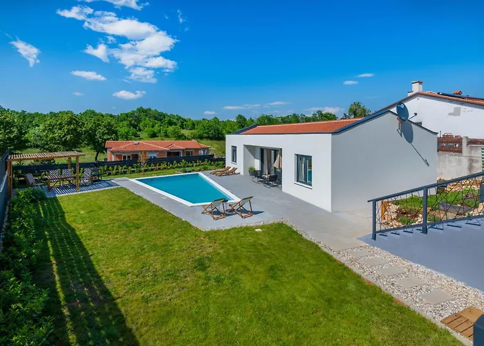 The Pool House, A Lush Modern With A Pool Prázdninový dům