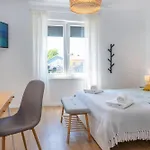 The Pool House, A Lush Modern With A Pool Prázdninový dům Nedeščina