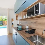 The Pool House, A Lush Modern With A Pool Prázdninový dům Nedeščina