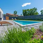 The Pool House, A Lush Modern With A Pool Prázdninový dům Nedeščina