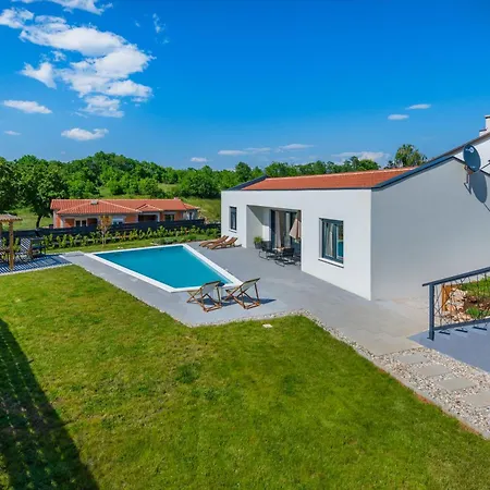 The Pool House, A Lush Modern With A Pool Prázdninový dům