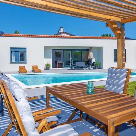The Pool House, A Lush Modern With A Pool