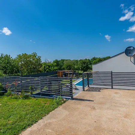 The Pool House, A Lush Modern With A Pool Semesterbostad