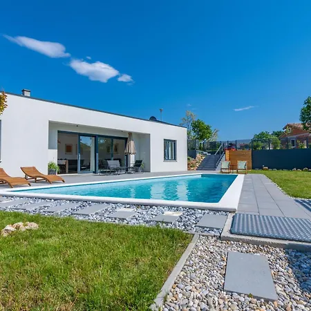 The Pool House, A Lush Modern With A Pool Prázdninový dům