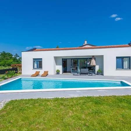 The Pool House, A Lush Modern With A Pool Prázdninový dům *
