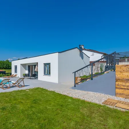 The Pool House, A Lush Modern With A Pool Semesterbostad